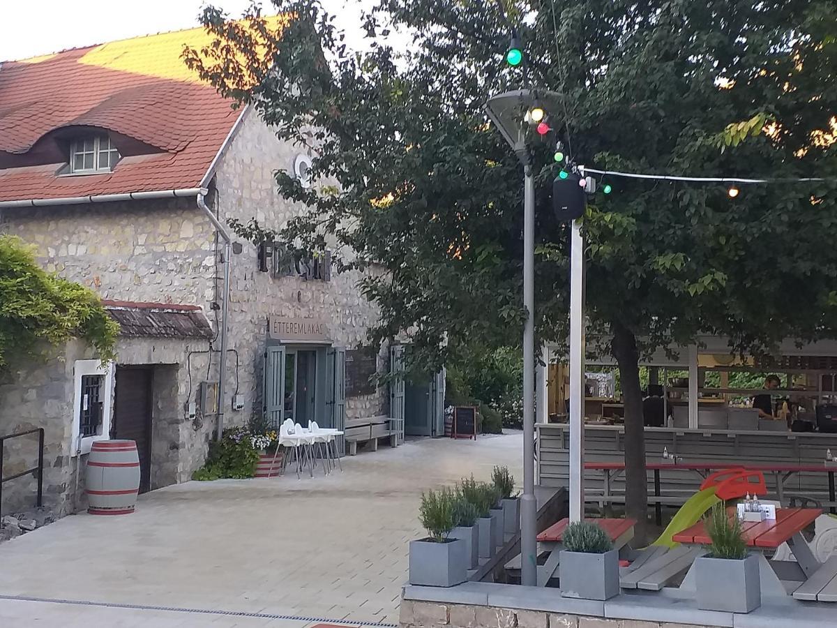 Galeria Apartman Veszprém Exterior foto